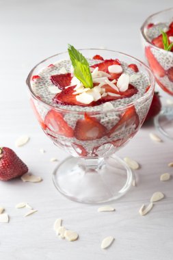 Chia tohum pudingi çilek ile 