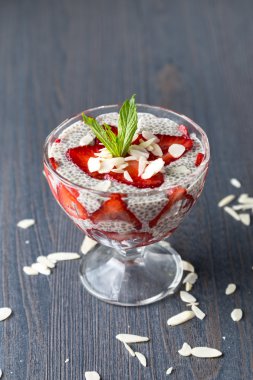 Chia tohum pudingi çilek ile 