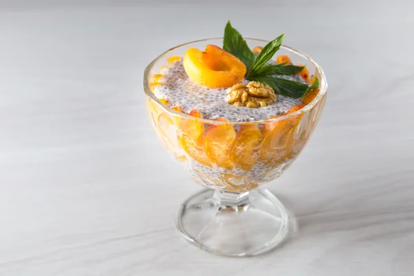 RAW vegan dessert: Chia frön pudding med aprikoser och mynta på en trä bakgrund. — Stockfoto