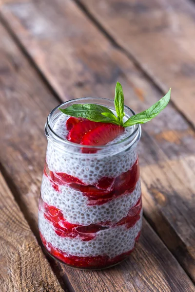 RAW vegan dessert: Chia frön pudding med jordgubbar på en trä bakgrund — Stockfoto