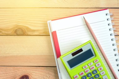 boş açık not defteri ve kalem, rustik ahşap üzerine üstten görünüm, office görüntüleri kategoriye göre hesap makinesi