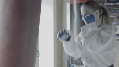 Kum torbası jimnastik salonu ile Taekwondo kız trenlerin