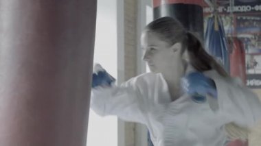 Kum torbası jimnastik salonu ile Slowmotion Taekwondo kız trenlerin