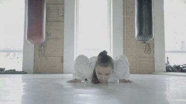 Push-Up egzersiz, spor salonunda, bak eğitim yaparak Taekwon-do kız