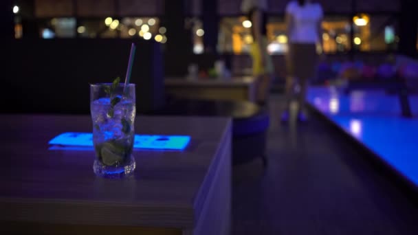 Vidro de Mojito está na mesa no clube de boliche — Vídeo de Stock