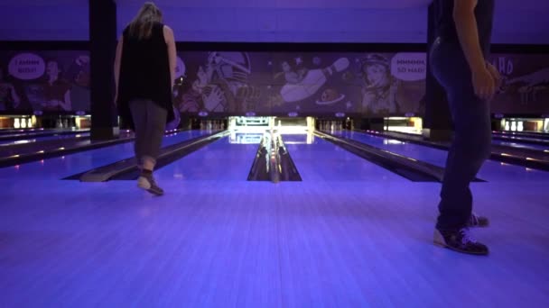 Hra bowling v klubu — Stock video