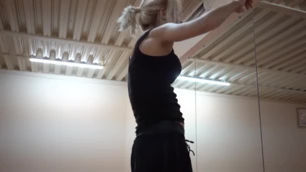 Baile profesional realizado por hermosa rubia — Vídeo de stock