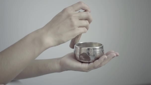 Співаючі чаші, гімалайський чаш, тибетський миски — стокове відео