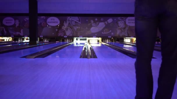 Adam bowling topu atar — Stok video