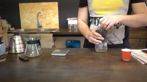 Kaffeebohnen werden elektronisch gewogen — Stockvideo