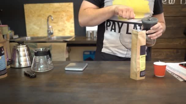 Barista slipning kaffe bönor den hårda vägen — Stockvideo