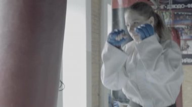 Kum torbası jimnastik salonu ile Slowmotion Taekwondo kız trenlerin