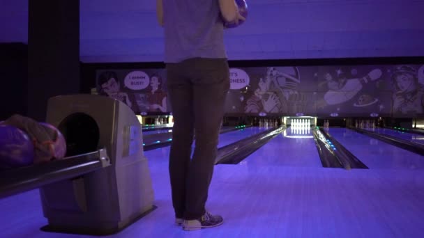 Mann wirft Bowlingkugel — Stockvideo