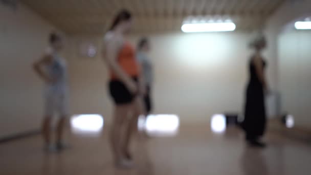 Танцювальна аеробіка з тренером — стокове відео