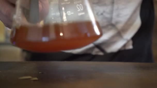 Café elaborado en un Chemex, vidrio verter sobre tierra fresca — Vídeo de stock