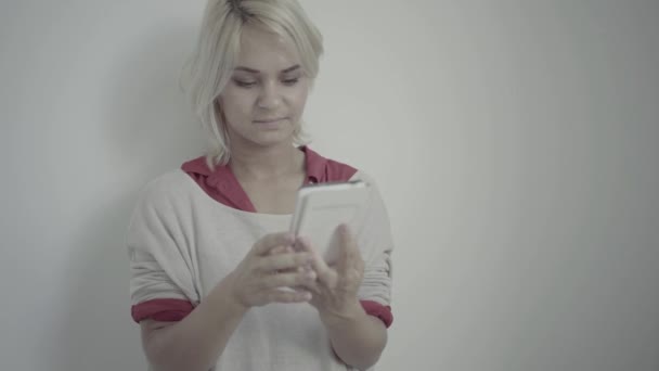 Sorriso menina e tela tocante no telefone inteligente móvel — Vídeo de Stock