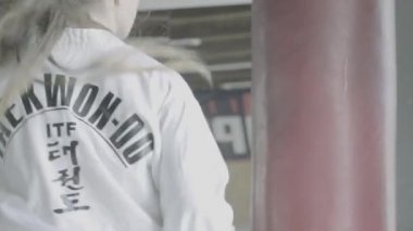 Kum torbası jimnastik salonu ile Taekwondo kız trenlerin