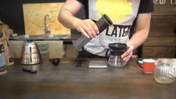 Koffie, gebrouwen In een Chemex — Stockvideo