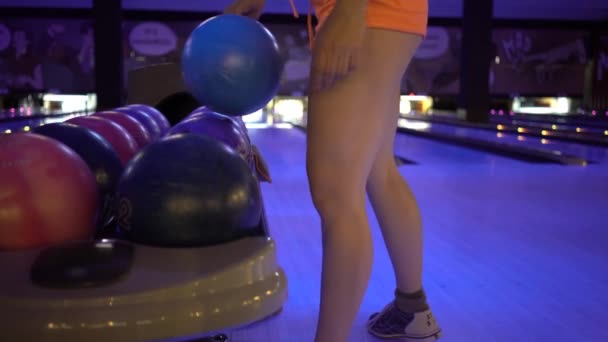 Дівчина кидає боулінг м'яч — стокове відео