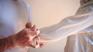 Kollarını sıvayan Adam Kadına