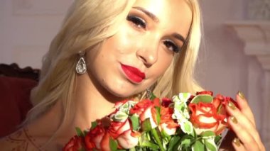 Dar gelinlikli zarif sarışın gelin Slow Motion