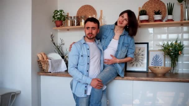 Hamile Çift Aşkı Hisseder Evde Dinlenir Yavaş Hareket — Stok video