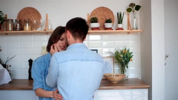 Neşeli Hamile Çift Mutfakta Karnını Okşuyor — Stok video