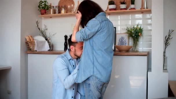 Glücklicher Junger Mann Streichelt Den Bauch Seiner Schwangeren Frau Junge — Stockvideo