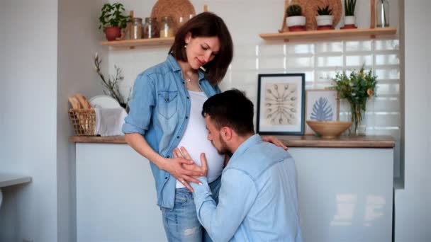 Erkek Hamile Karısını Göbek Öpüşme — Stok video