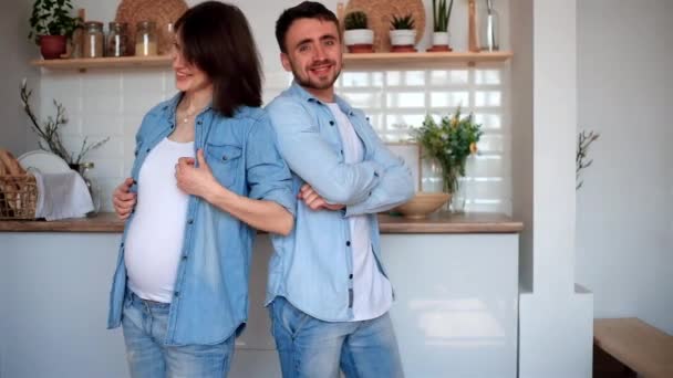 Pregnant Woman Her Husband Kitchen Home — Stock Video