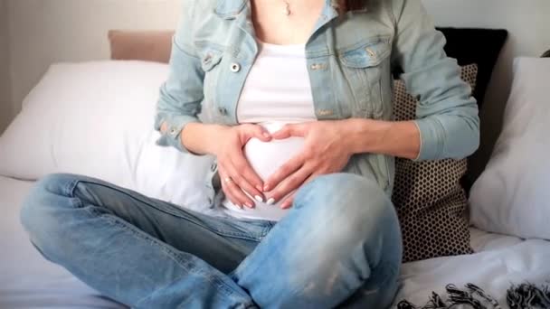 Zwanger Meisje Houdt Haar Handen Haar Buik — Stockvideo