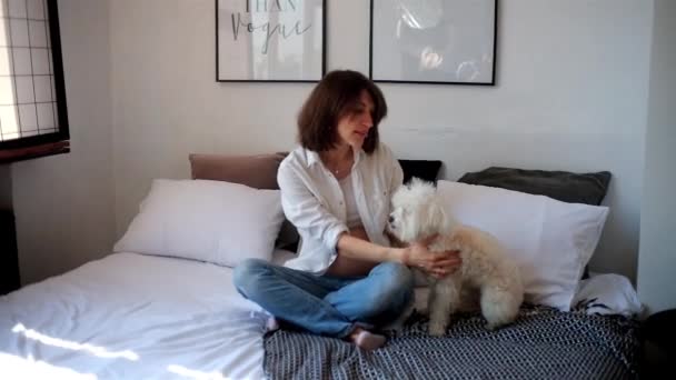 Junge Schwangere Frau Spielt Mit Ihrem Hund — Stockvideo