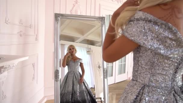 Fashion Style Portrait Sensual Woman Silver Glitter Dress Slow Motion — Vídeo de Stock