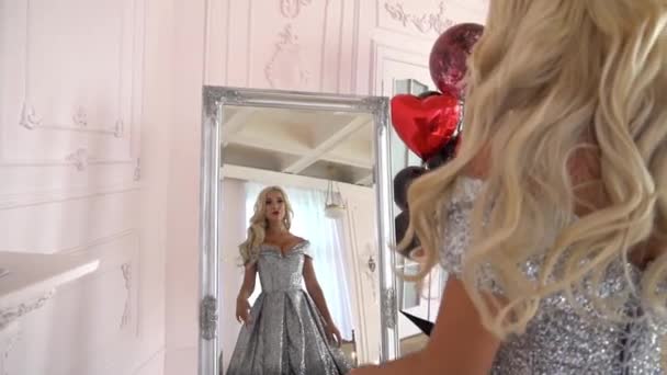 Λαμπερή Νύφη Γυαλιστερό Φόρεμα Glitter Look Στον Καθρέφτη — Αρχείο Βίντεο
