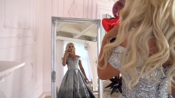 Noiva Muito Branca Olhando Para Espelho Câmera Lenta — Vídeo de Stock