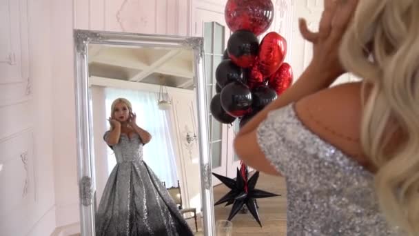 Lady Gorgeous Wedding Dress Mirror — Stock Video