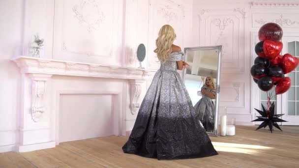 未来的新娘在镜子前试穿婚纱慢动作 — 图库视频影像