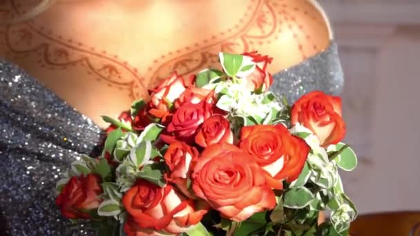 Gros Plan Des Mains Mariée Tenant Beau Bouquet Mariage Fleurs — Video