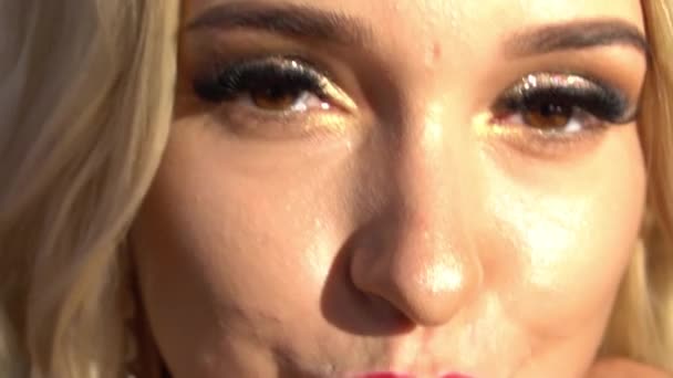 Повільний Рух Молода Усміхнена Кавказька Жінка Срібному Блискучому Платті — стокове відео