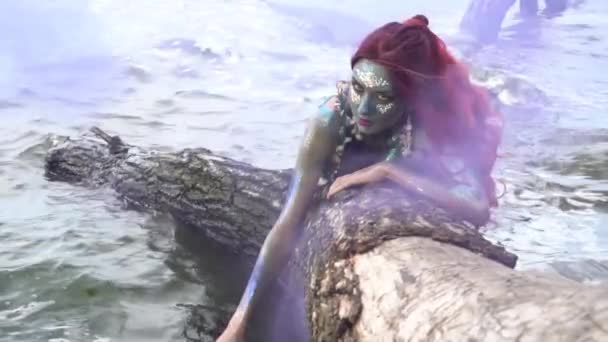 Meerjungfrau Liegt Auf Dem Baum Rund Das Wasser Zeitlupe — Stockvideo