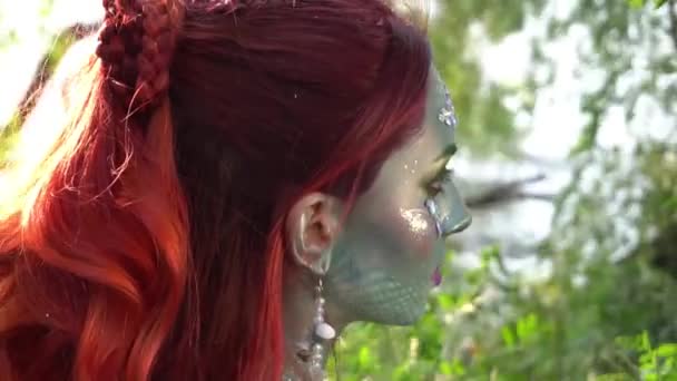 树中水边有红头发的美人鱼 — 图库视频影像