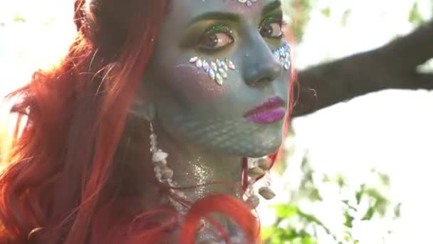 树中水边有红头发的美人鱼 — 图库视频影像