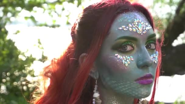 Putri Duyung Dengan Rambut Merah Dekat Air Dalam Gerakan Lambat — Stok Video
