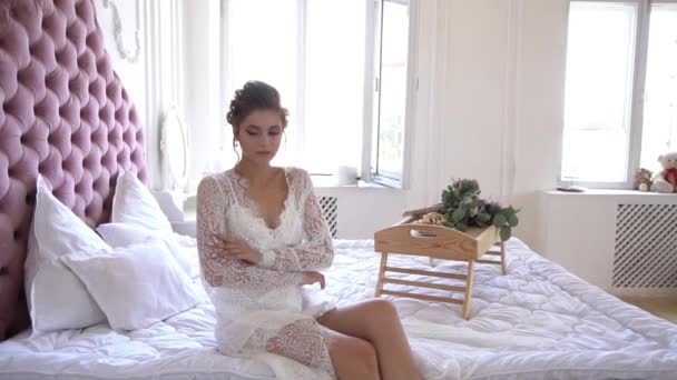 Mladá Krásná Žena Pózuje Bílém Spodním Prádle Pomalý Pohyb — Stock video