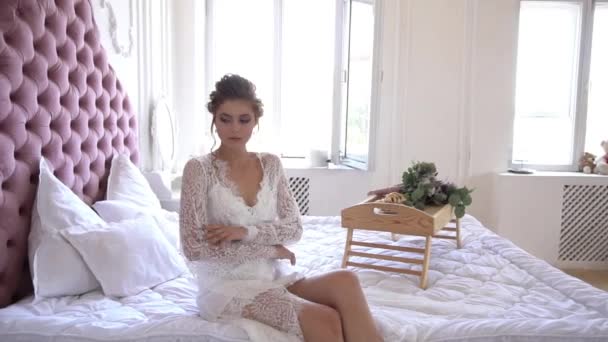 Jonge Aantrekkelijke Bruid Elegante Witte Lingerie — Stockvideo