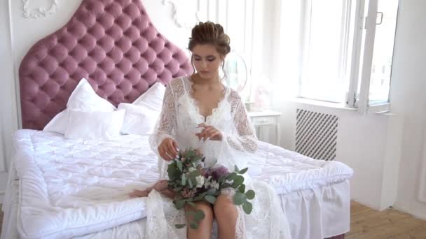 Mattina Della Sposa Bianco Rose Tiene Tra Mani Bouquet Sposa — Video Stock