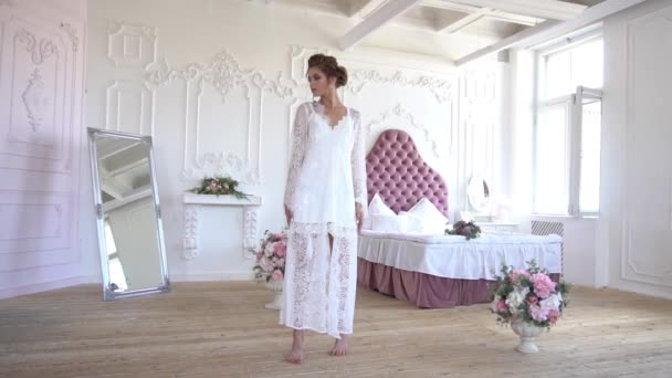 Mladá Krásná Žena Pózuje Bílém Spodním Prádle Pomalý Pohyb — Stock video