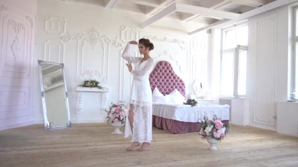 Wunderschönes Junges Modell Einem Langen Weißen Kleid Posiert — Stockvideo