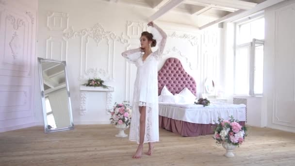 Esmer Kız Açık Renk Elbiseli Pembe Elbiseli Mor Tonlu Kıvırcık — Stok video