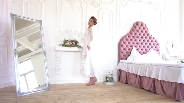 Zeitlupe Mädchen Modell Einem Weißen Kleid Zeigt Schöne Make Auf — Stockvideo